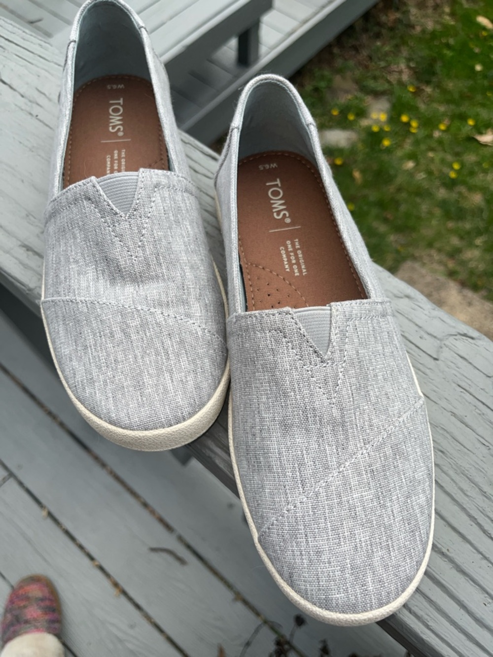 TOMS Women’s Slip-On Flats in Light Gray Canvas